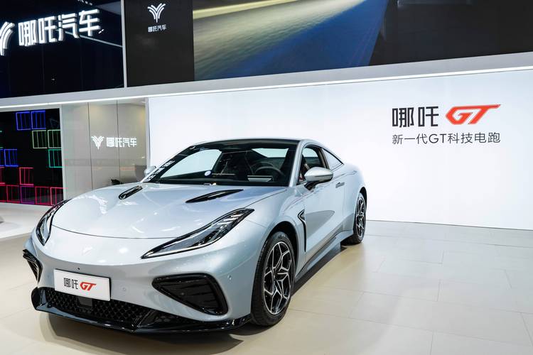 重庆107哪吒汽车在智能汽车领域的表现，领途汽车在新能源汽车市场中的影响力